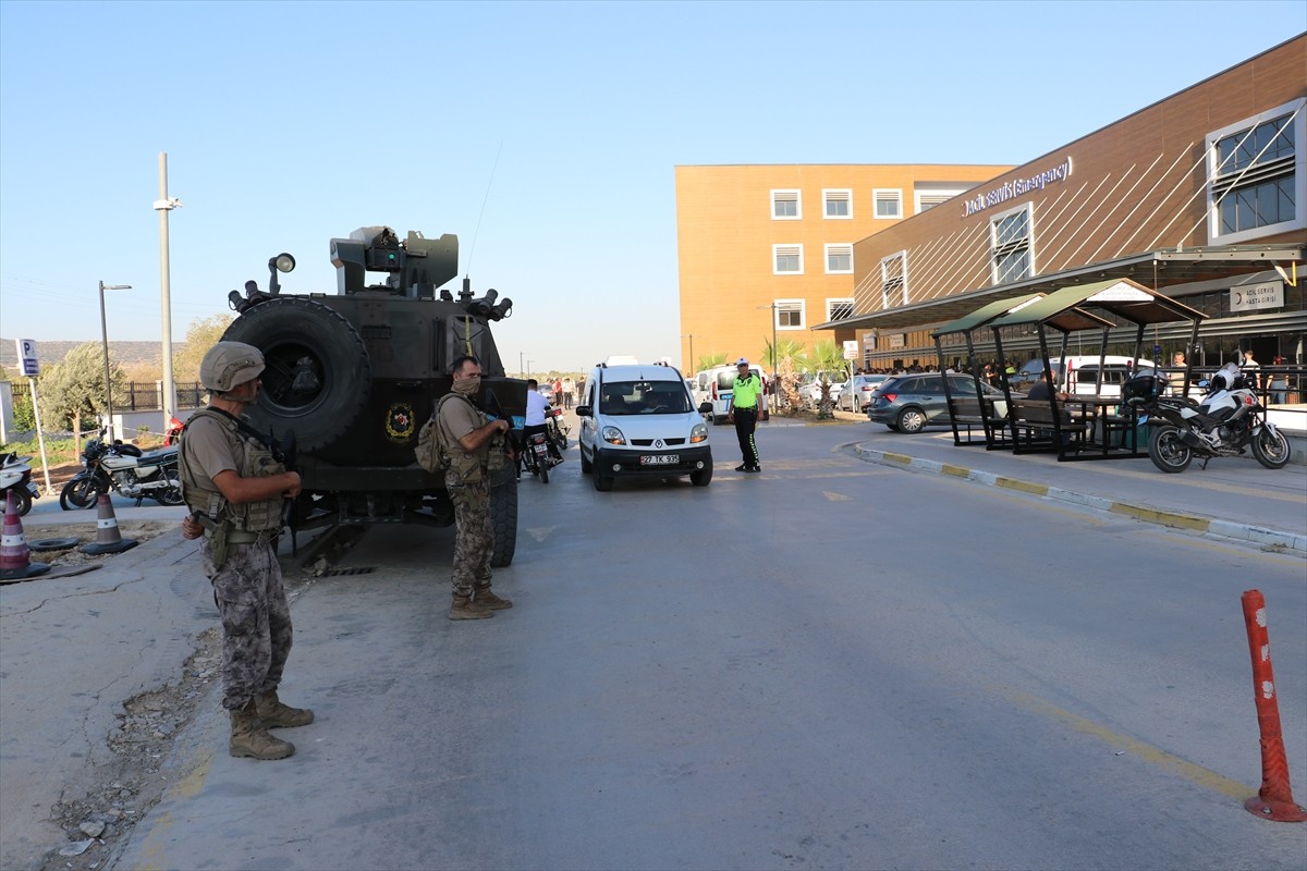 Kilis'te komşular arasında çıkan silahlı kavgada yaralanan 3 kişi hastaneye kaldırıldı.