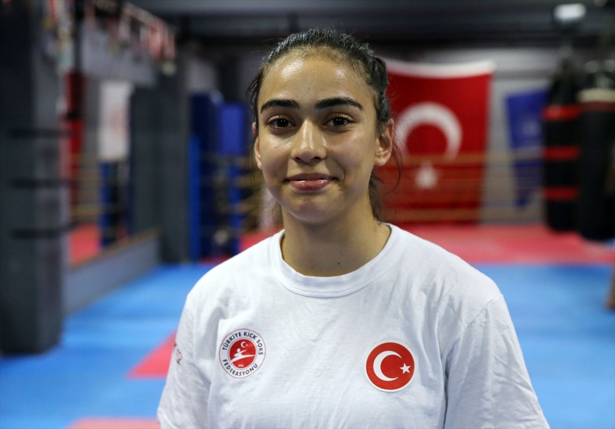 Macaristan'da geçen ay Gençler Dünya Kick Boks Şampiyonası'nda birinci olan Özlem Melek Korkmaz...