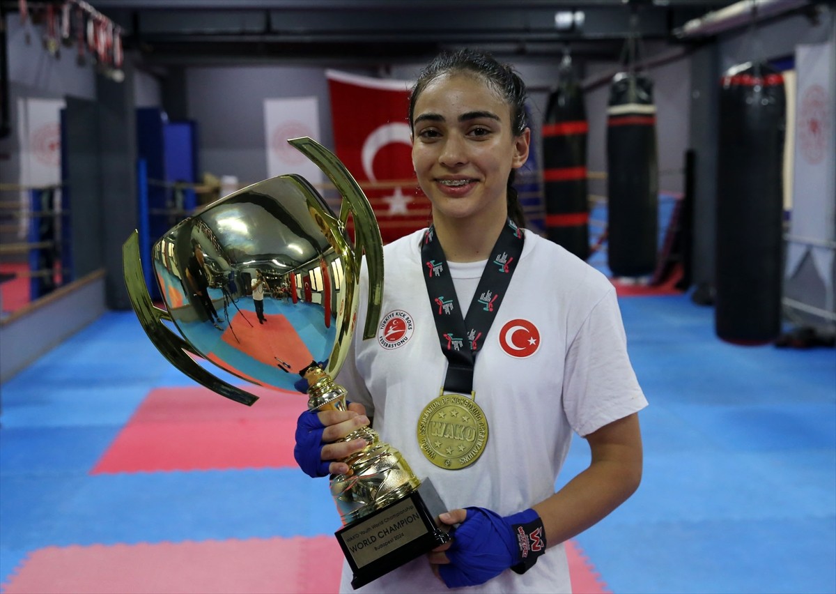 Macaristan'da geçen ay Gençler Dünya Kick Boks Şampiyonası'nda birinci olan Özlem Melek Korkmaz...