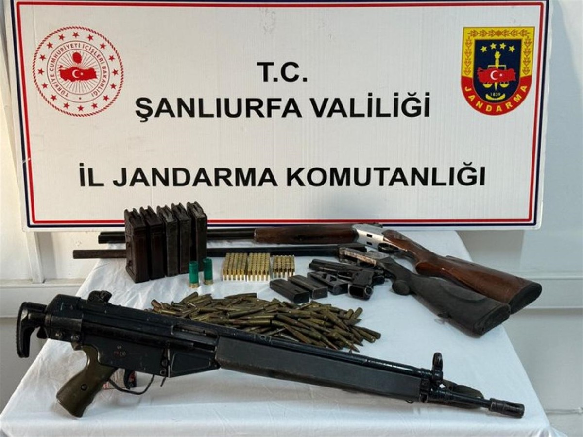 Şanlıurfa'nın Viranşehir, Siverek ve Haliliye ilçelerinde silah kaçakçılarına yönelik operasyonda...