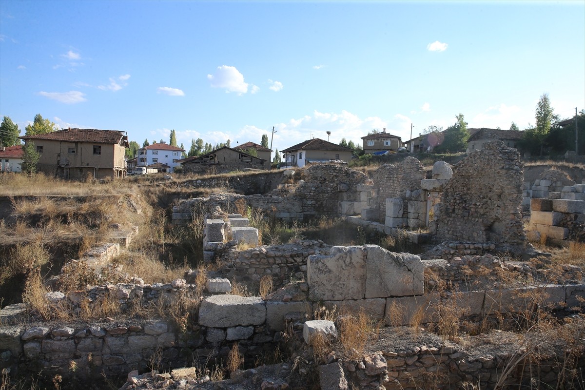 Tokat'ın Sulusaray ilçesinin altındaki Sebastapolis Antik Kenti'nin tamamen gün yüzüne...