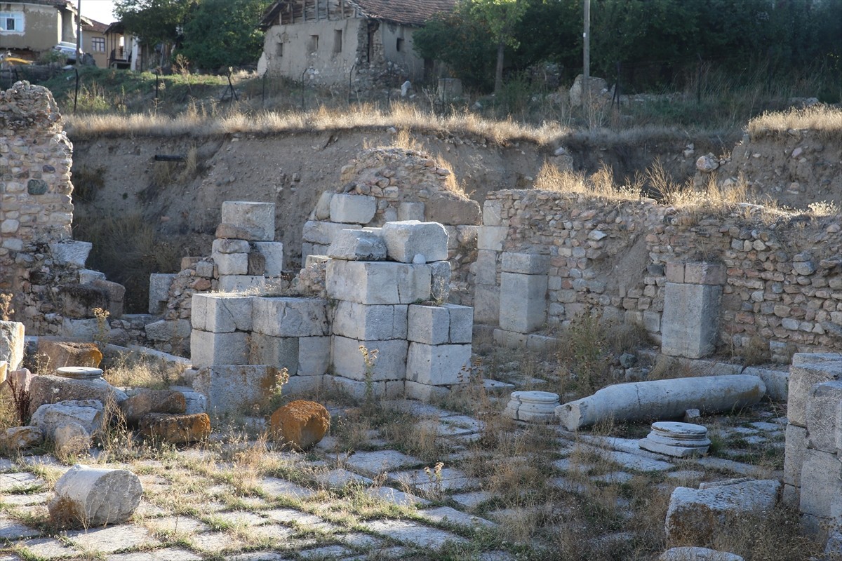 Tokat'ın Sulusaray ilçesinin altındaki Sebastapolis Antik Kenti'nin tamamen gün yüzüne...