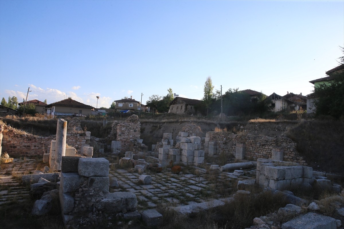 Tokat'ın Sulusaray ilçesinin altındaki Sebastapolis Antik Kenti'nin tamamen gün yüzüne...