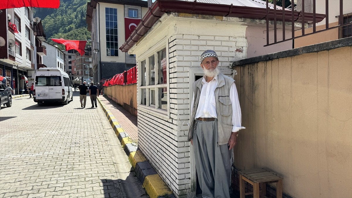 Trabzon'un Köprübaşı ilçesinde 30 yıldır saat tamirciliğiyle uğraşan İsmet Balcı, 3 metrekarelik...