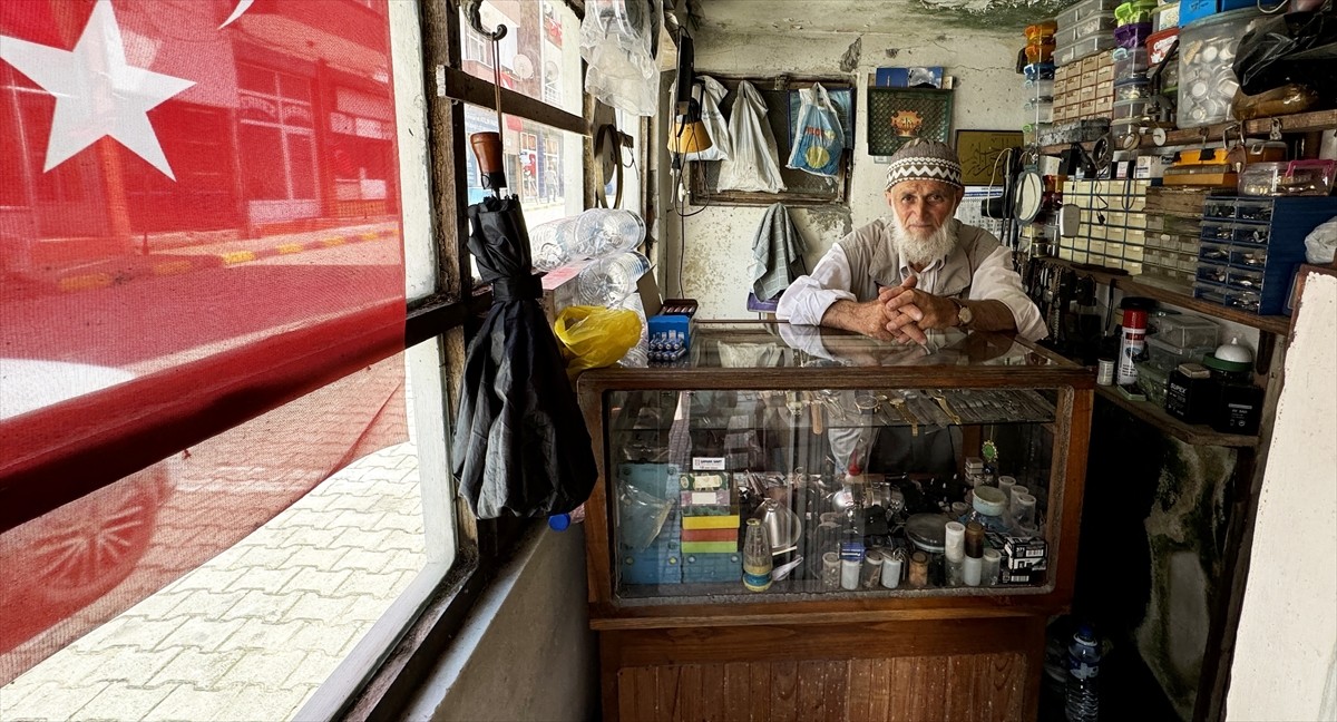 Trabzon'un Köprübaşı ilçesinde 30 yıldır saat tamirciliğiyle uğraşan İsmet Balcı, 3 metrekarelik...