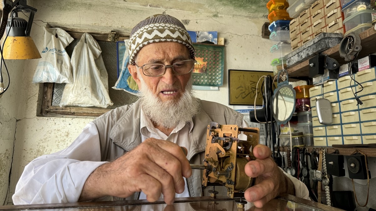 Trabzon'un Köprübaşı ilçesinde 30 yıldır saat tamirciliğiyle uğraşan İsmet Balcı, 3 metrekarelik...