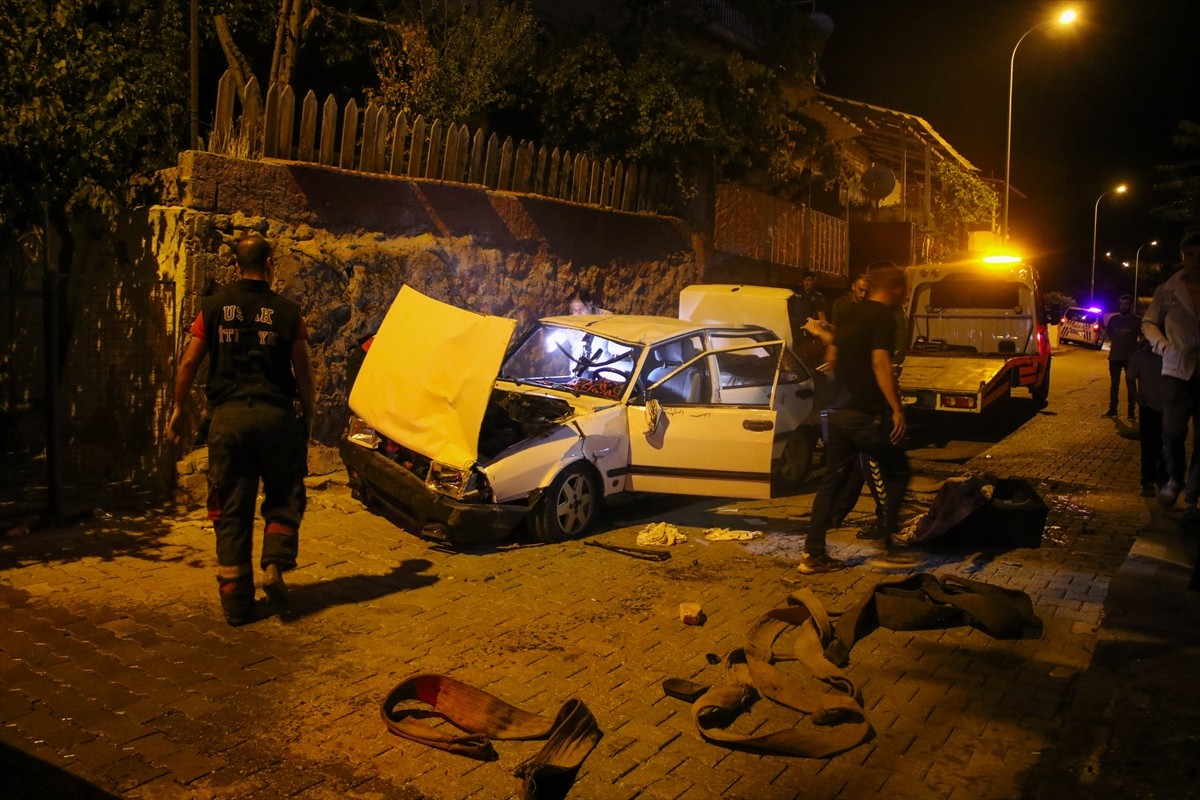 Uşak'ta bir binanın dışındaki merdiven boşluğuna düşen otomobildeki 1 kişi öldü, 1 kişi...