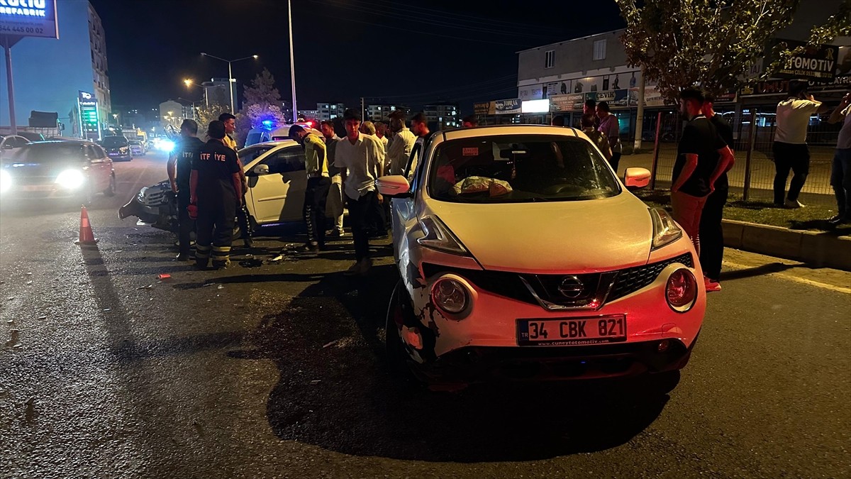 Adıyaman'ın Kahta ilçesinde iki otomobilin çarpışması sonucu 3 kişi yaralandı.