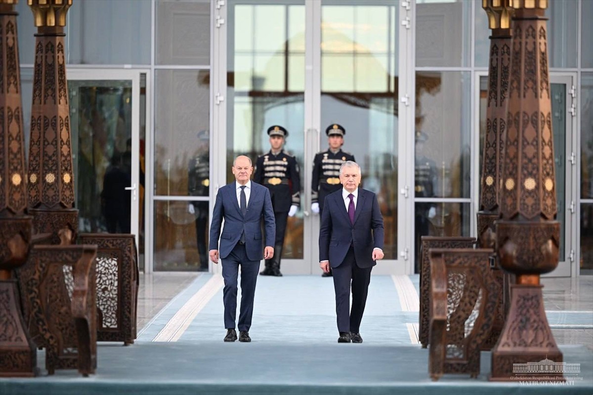 Almanya Başbakanı Olaf Scholz (sağda), Özbekistan’ın tarihi Semerkant şehrinde Özbek Cumhurbaşkanı...