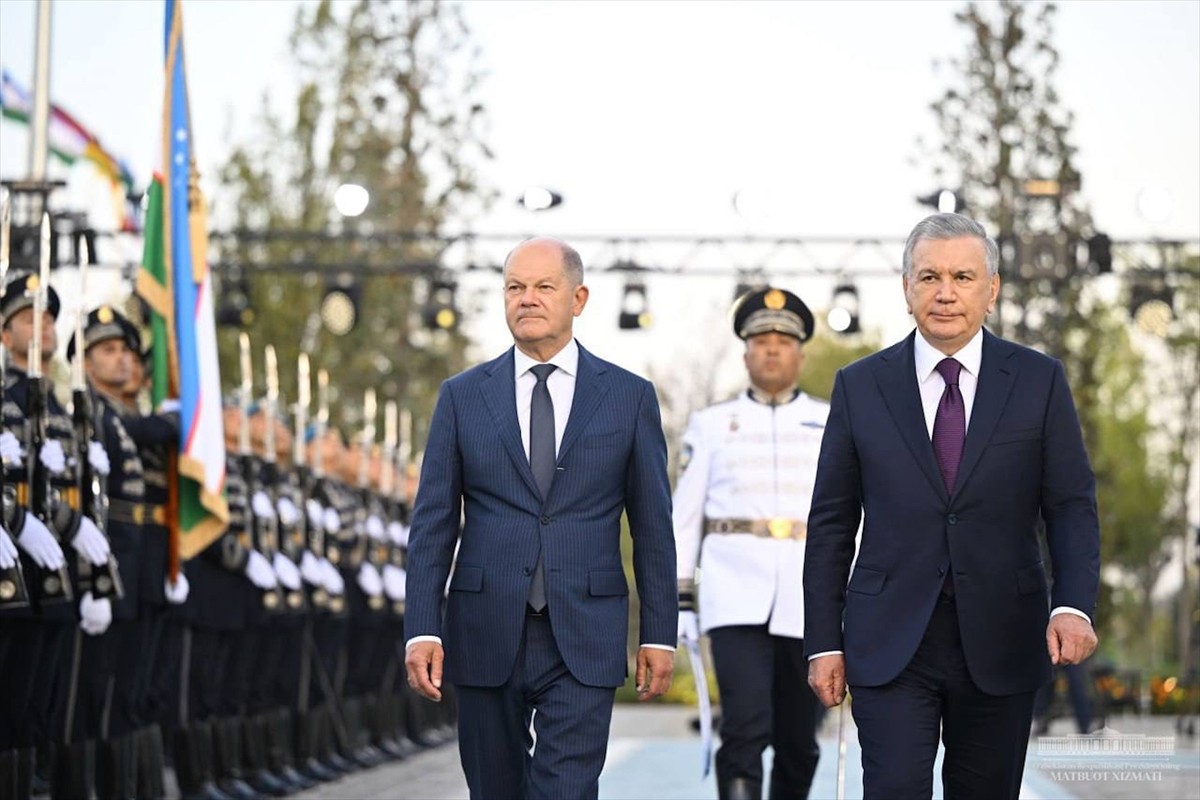 Almanya Başbakanı Olaf Scholz (sağda), Özbekistan’ın tarihi Semerkant şehrinde Özbek Cumhurbaşkanı...