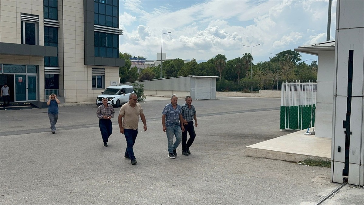 Antalya'da otomobilin su tankerine çarpması sonucu 1'i bebek 3 kişi hayatını kaybetti, 2 kişi...