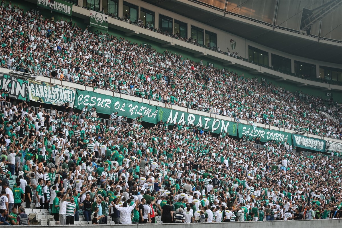 Bursaspor'un TFF 3. Lig'in ikinci haftasında Tokat Belediye Plevnespor'u sahasında ağırladığı maçı...