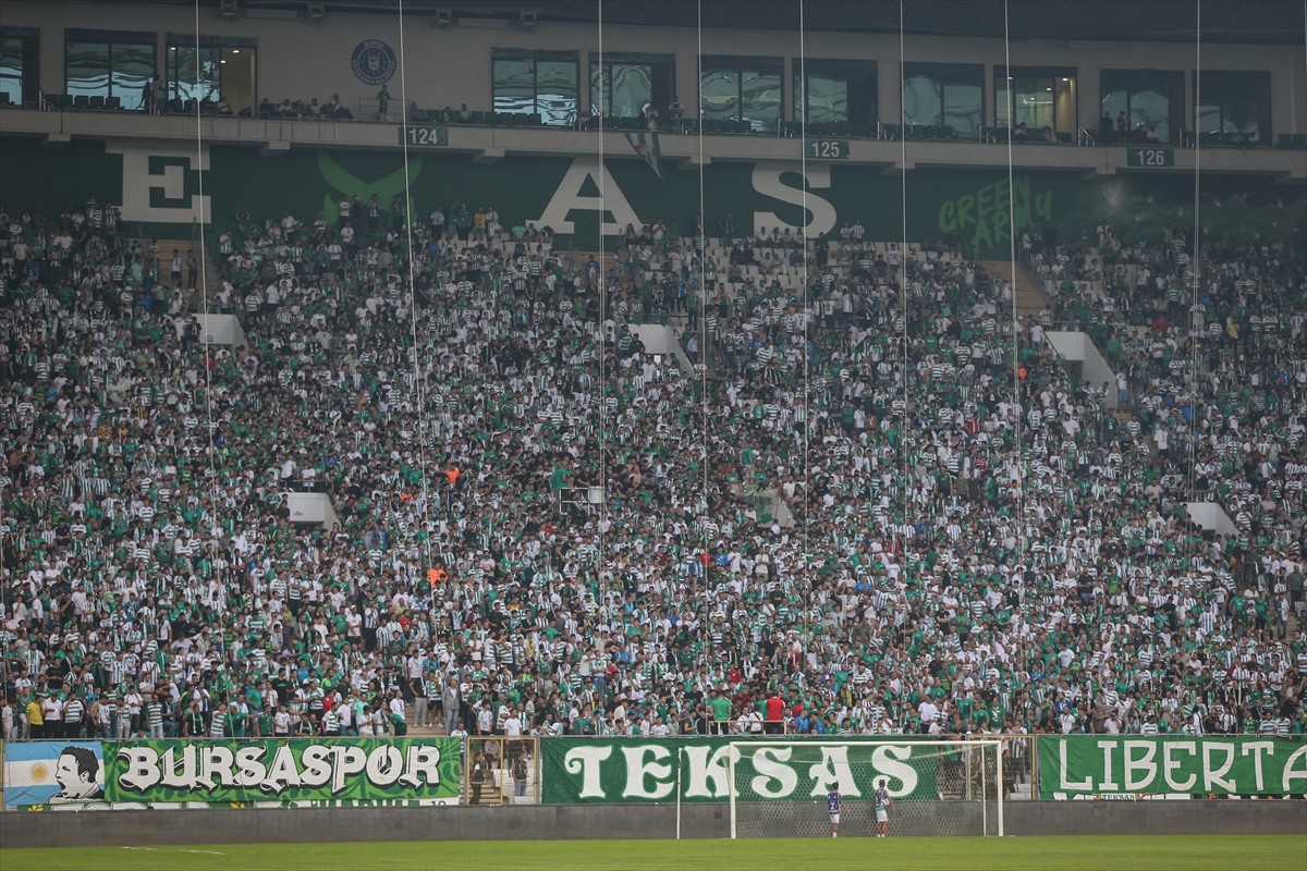 Bursaspor'un TFF 3. Lig'in ikinci haftasında Tokat Belediye Plevnespor'u sahasında ağırladığı maçı...