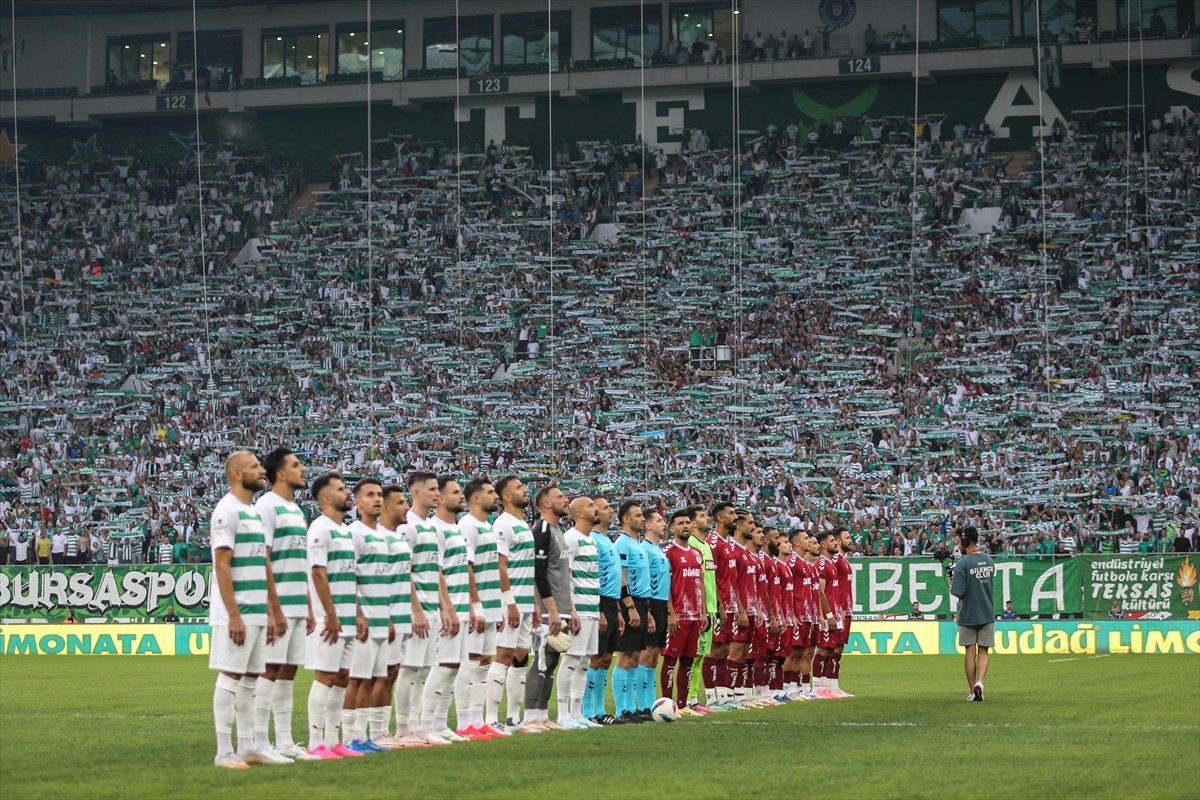 Bursaspor'un TFF 3. Lig'in ikinci haftasında Tokat Belediye Plevnespor'u sahasında ağırladığı maçı...