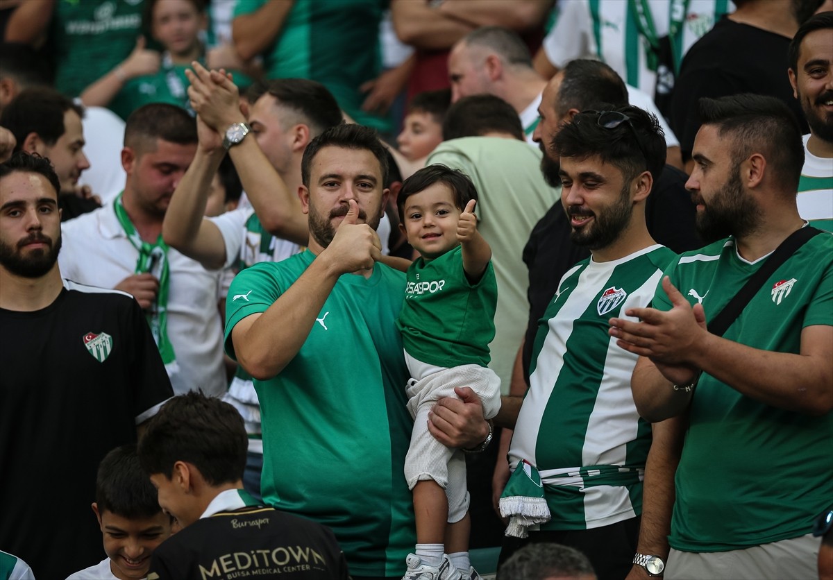 Bursaspor'un TFF 3. Lig'in ikinci haftasında Tokat Belediye Plevnespor'u sahasında ağırladığı maçı...