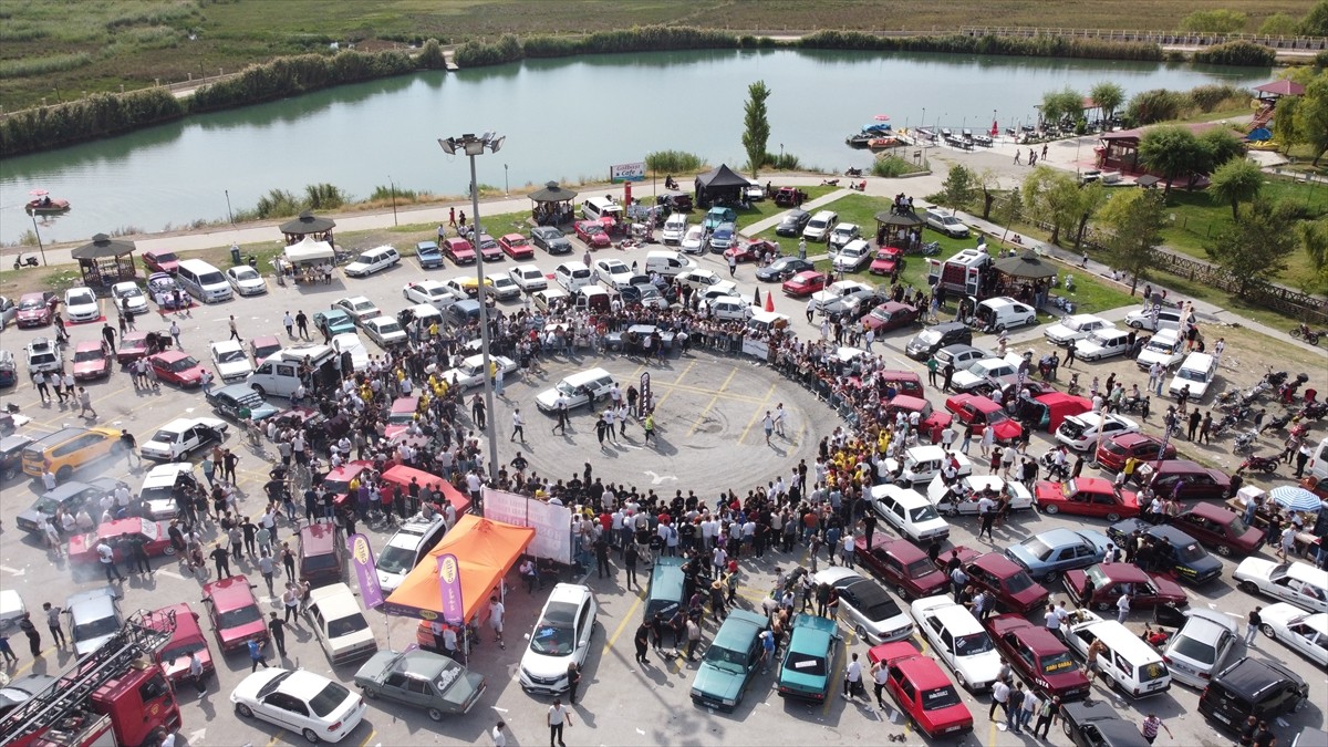 Erzincan'da düzenlenen etkinlikte modifiye araçlar sergilendi. Kent merkezine bağlı Ekşisu Mesire...