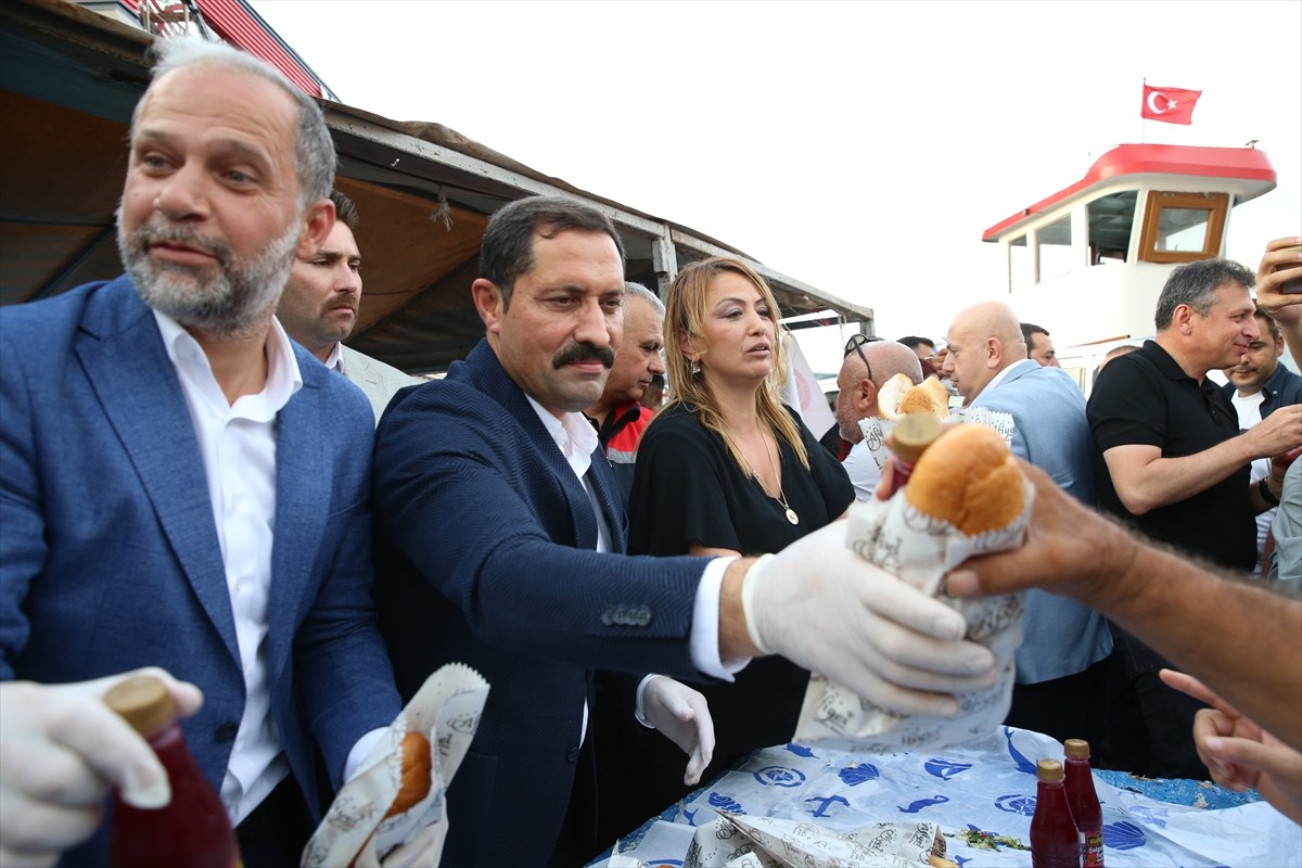 Hatay'da balıkçılar, bölgede av yasağının sona ermesinin ardından törenle mavi sulara açıldı....