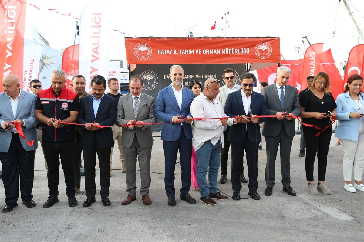 Hatay'da balıkçılar, bölgede av yasağının sona ermesinin ardından törenle mavi sulara açıldı....