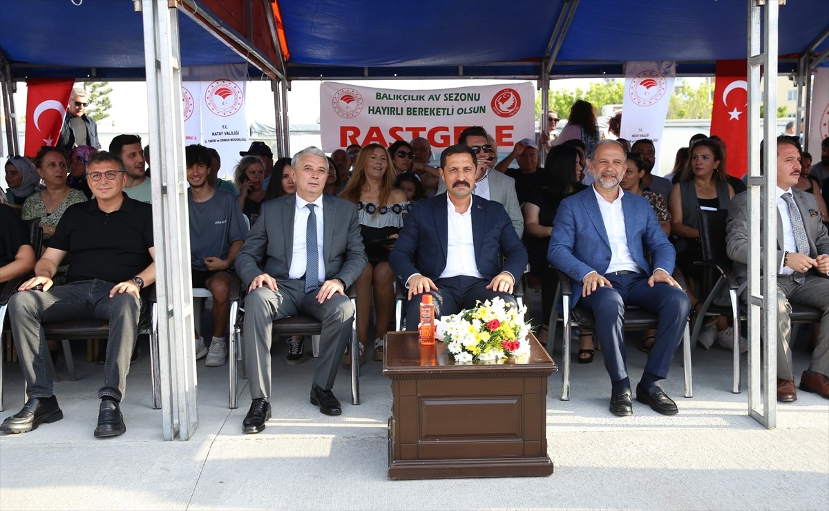 Hatay'da balıkçılar, bölgede av yasağının sona ermesinin ardından törenle mavi sulara açıldı....