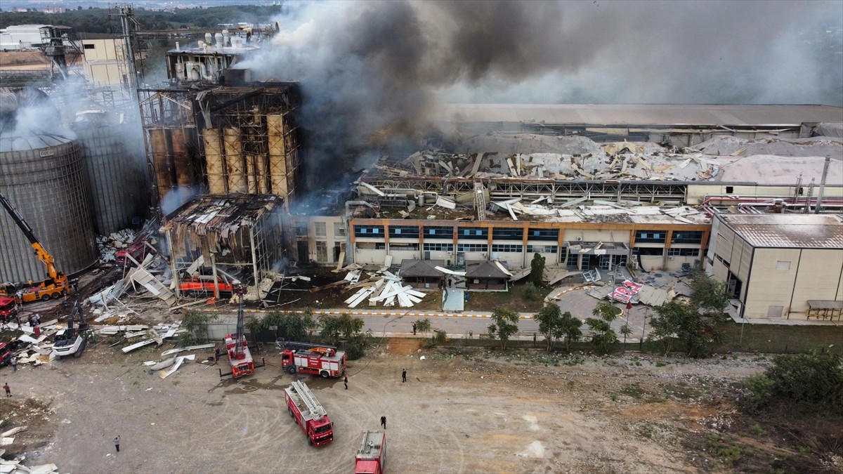 Sakarya'nın Hendek ilçesindeki bir fabrikada meydana gelen patlamada ilk belirlemelere göre 20...