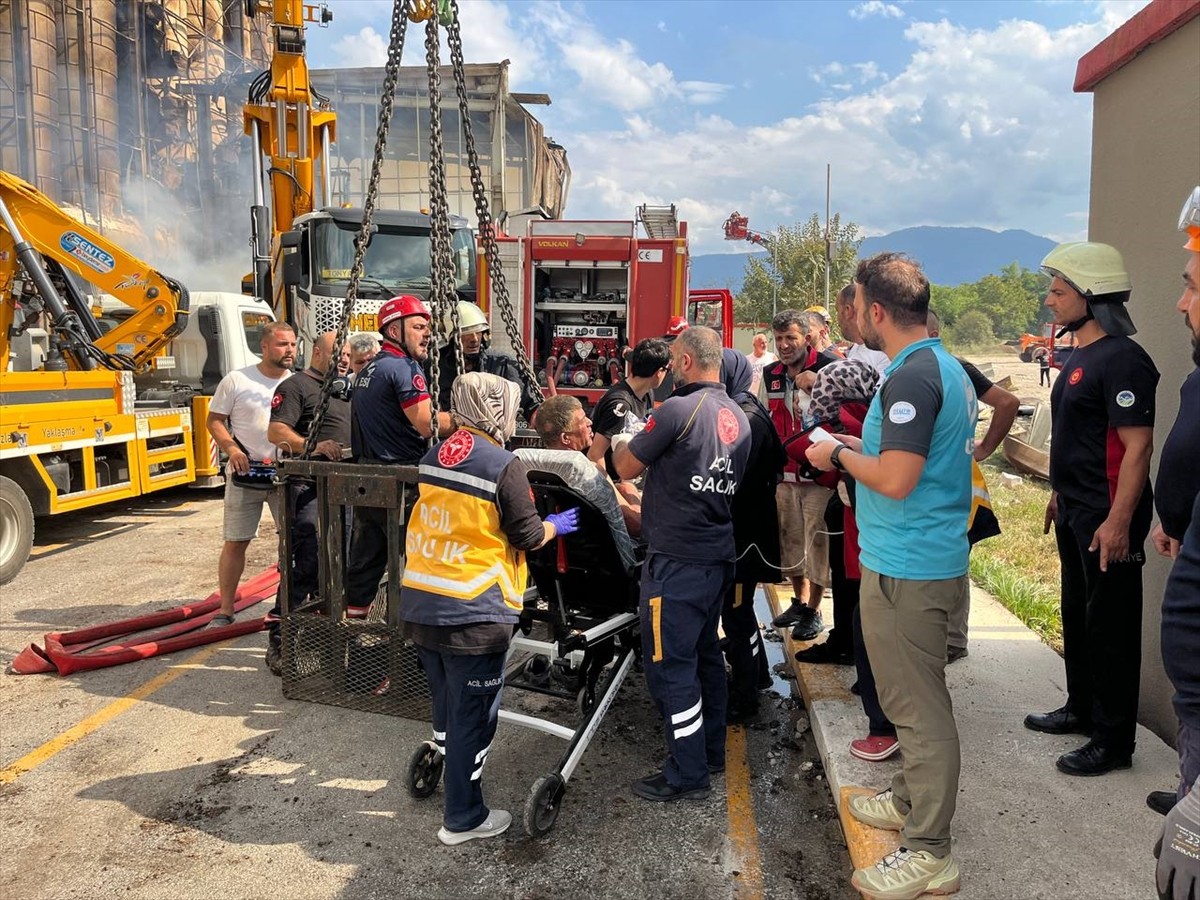 Sakarya'nın Hendek ilçesindeki bir fabrikada meydana gelen patlamada ilk belirlemelere göre 20...