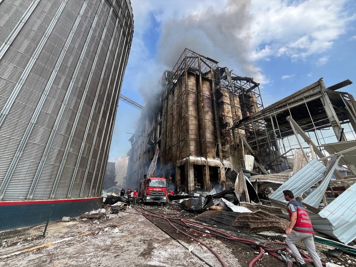 Sakarya'nın Hendek ilçesindeki bir makarna fabrikasında, henüz belirlenemeyen nedenle meydana...