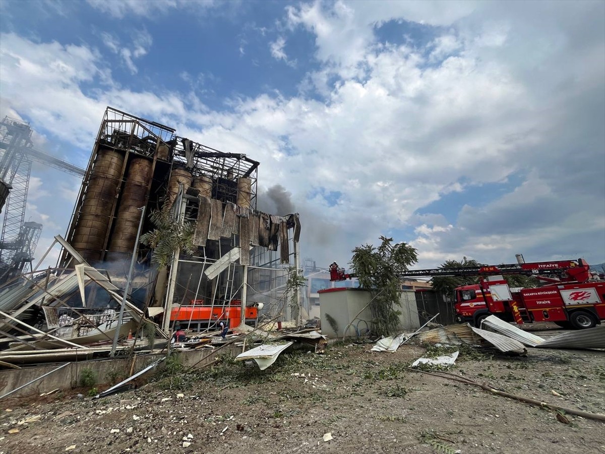 Sakarya'nın Hendek ilçesindeki bir makarna fabrikasında meydana gelen patlamada ilk belirlemelere...