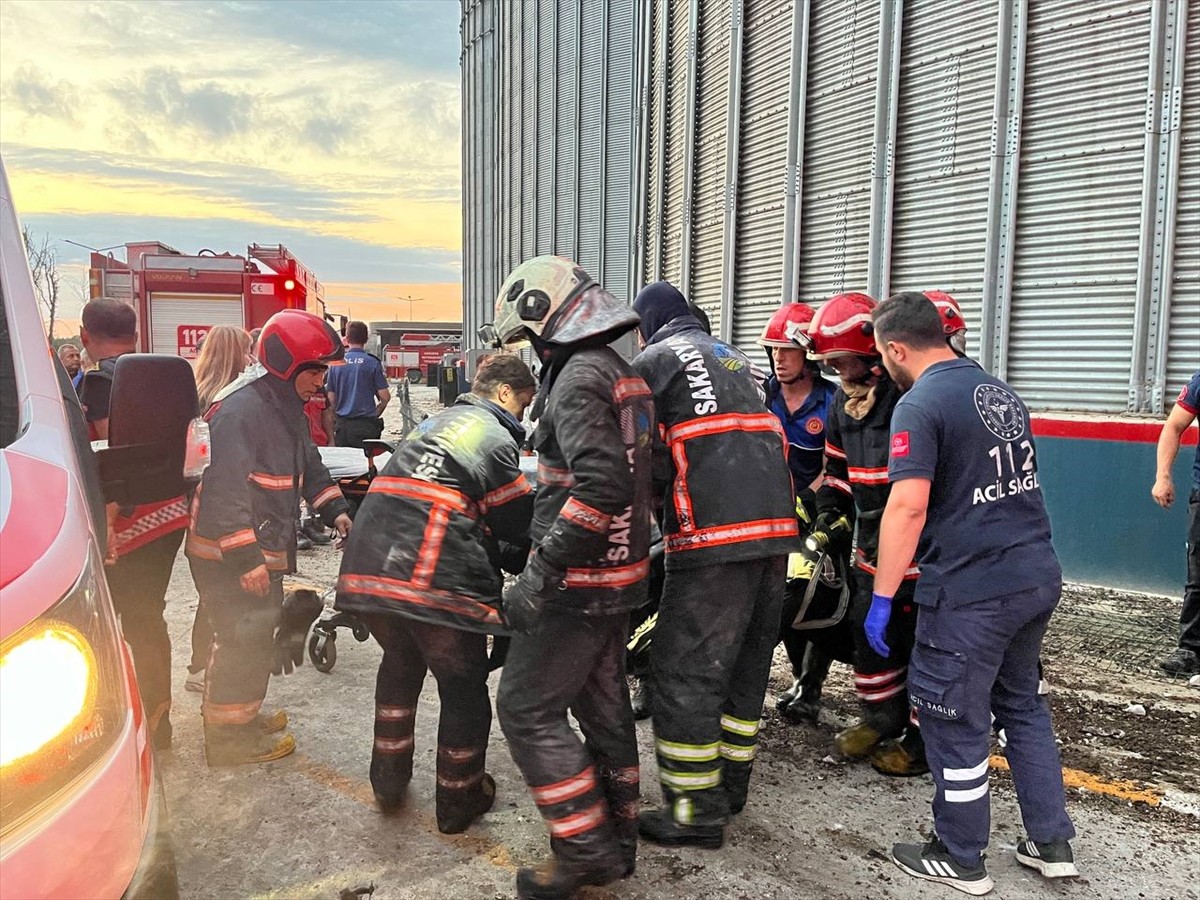 Sakarya'nın Hendek ilçesindeki makarna fabrikasında meydana gelen patlamanın ardından bir kişinin...