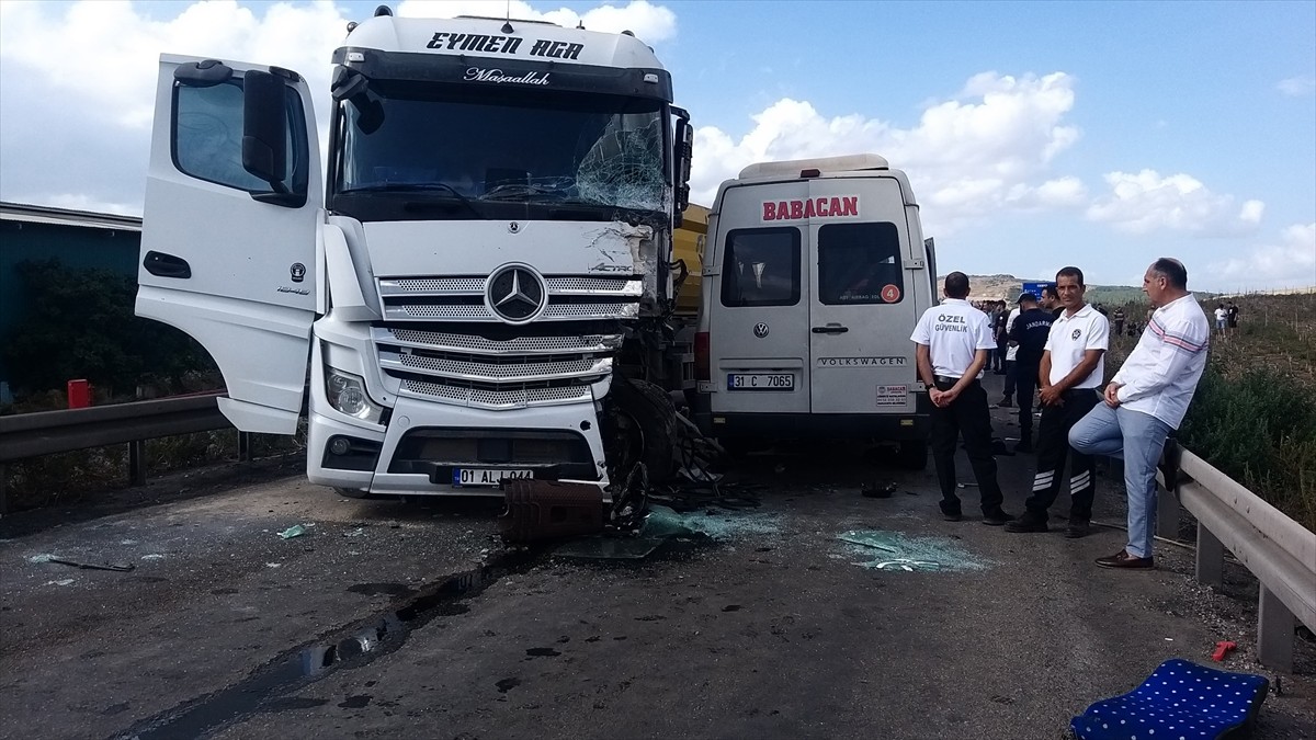 Adana'nın Ceyhan ilçesinde tır ile servis minibüsünün çarpışması sonucu 3 kişi öldü, 8 kişi...