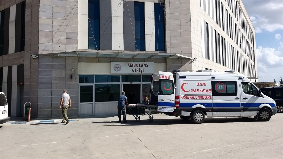 Adana'nın Ceyhan ilçesinde tırla servis minibüsünün çarpışması sonucu 4 kişi yaşamını yitirdi, 6...