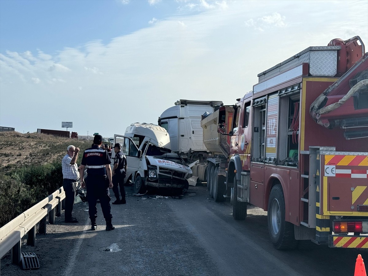 Adana'nın Ceyhan ilçesinde tırla servis minibüsünün çarpışması sonucu 4 kişi yaşamını yitirdi, 6...