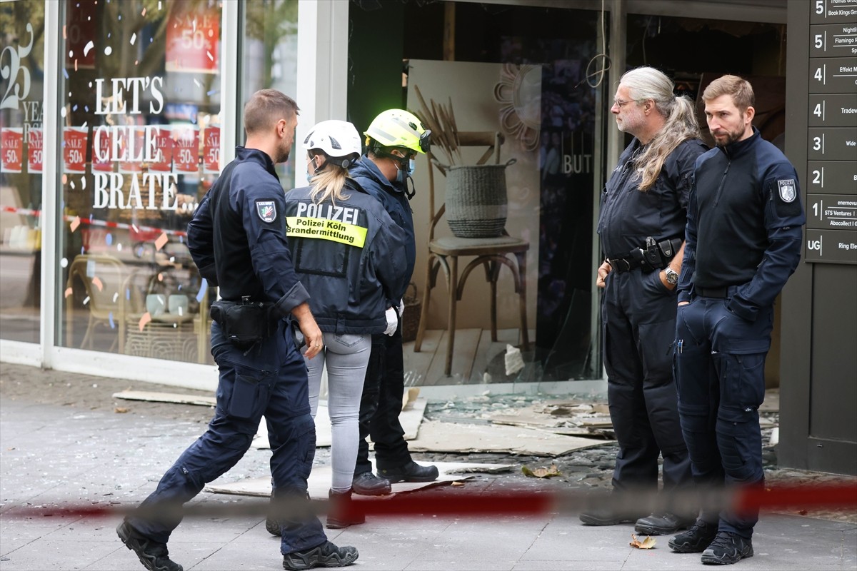 Almanya'nın Köln kentinde bir Türk'e ait eğlence mekanının da bulunduğu binanın girişinde meydana...