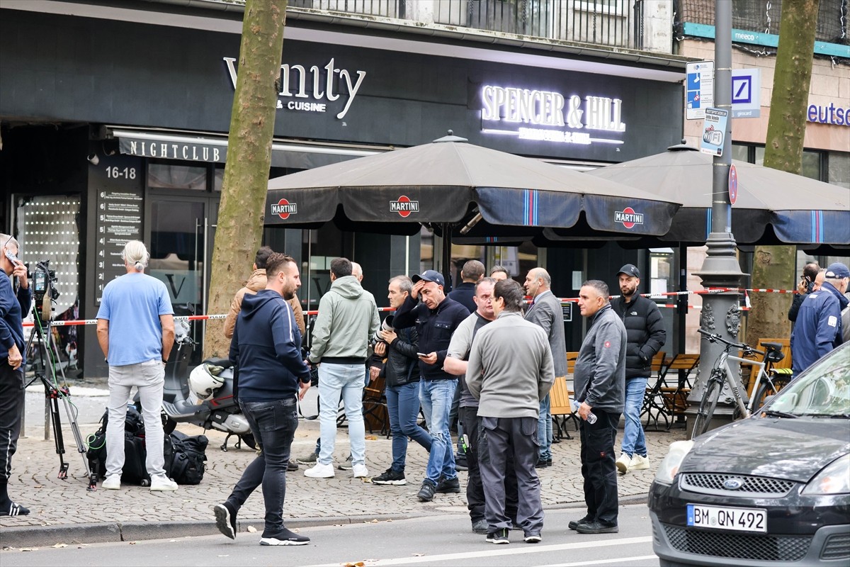 Almanya'nın Köln kentinde bir Türk'e ait eğlence mekanının da bulunduğu binanın girişinde meydana...