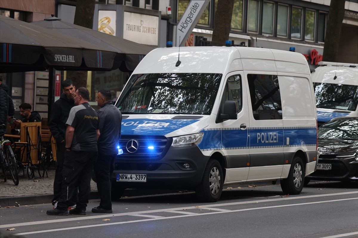 Almanya'nın Köln kentinde bir Türk'e ait eğlence mekanının da bulunduğu binanın girişinde meydana...