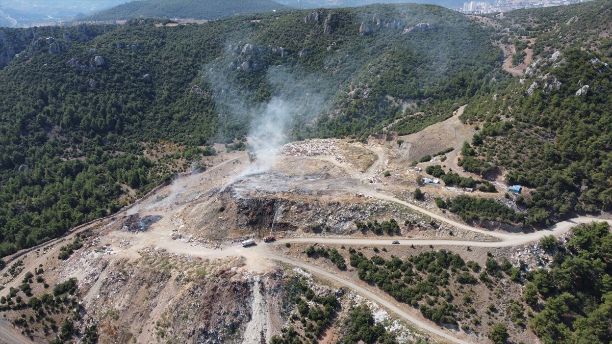 Bilecik'te, ormana yakın çöplükte çıkan yangın ekiplerce kontrol altına alındı.