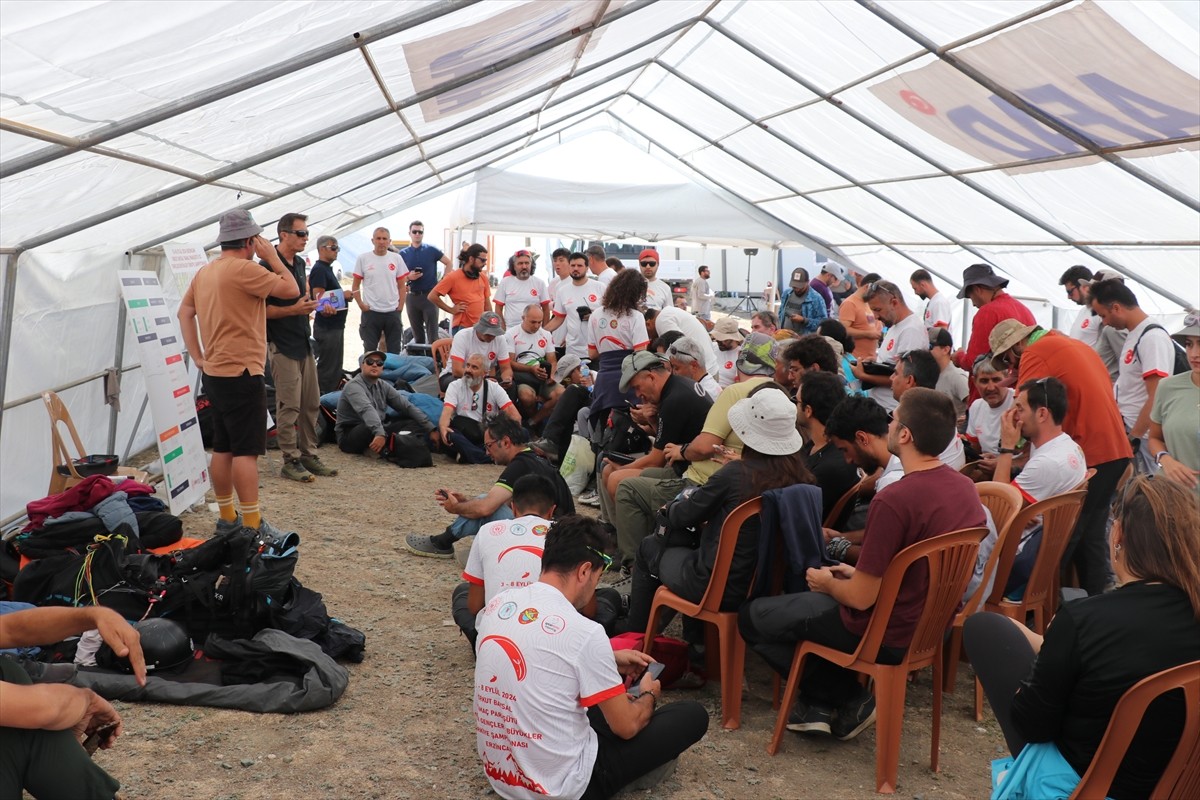 Erzincan'da düzenlenen Yamaç Paraşütü Hedef Eğitim Yarışması'na katılan Ahmet Saim Yılmaz, AA...