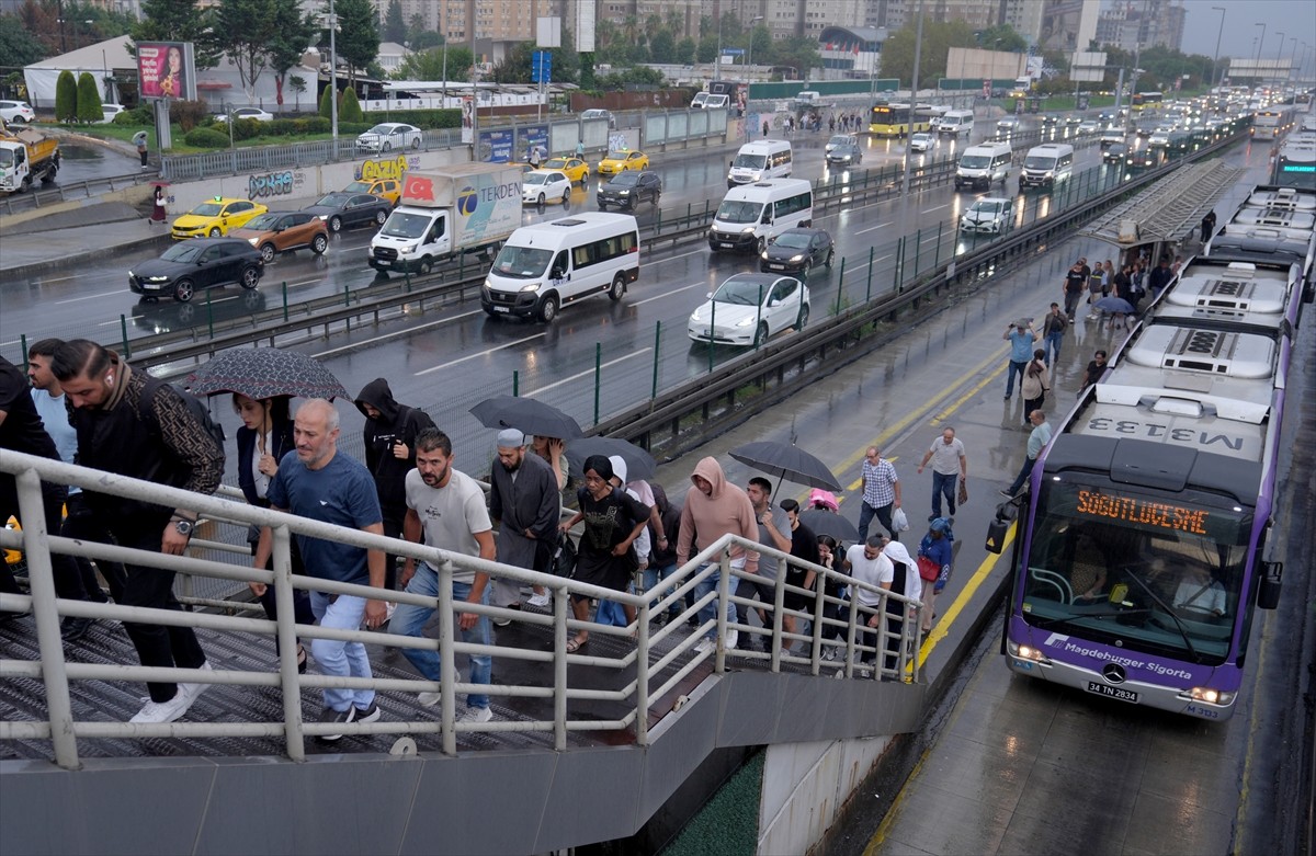 İstanbul'da haftanın ilk iş günü ve aralıklarla etkili olan yağış nedeniyle sabah saatlerinde bazı...