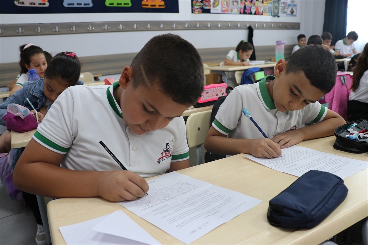 Kilis'te ilkokul öğrencileri, İsrail'in saldırılarını sürdürdüğü Gazze'deki çocuklar için mektup...