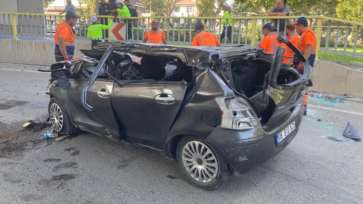 Konya'da köprülü üst geçitten bariyerlere çarparak alt yola düşen otomobilin sürücüsü olay yerinde...