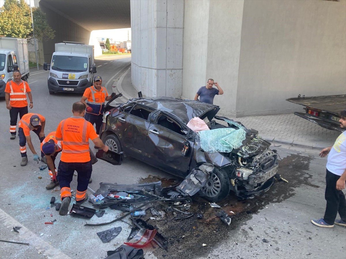 Konya'da köprülü üst geçitten bariyerlere çarparak alt yola düşen otomobilin sürücüsü olay yerinde...