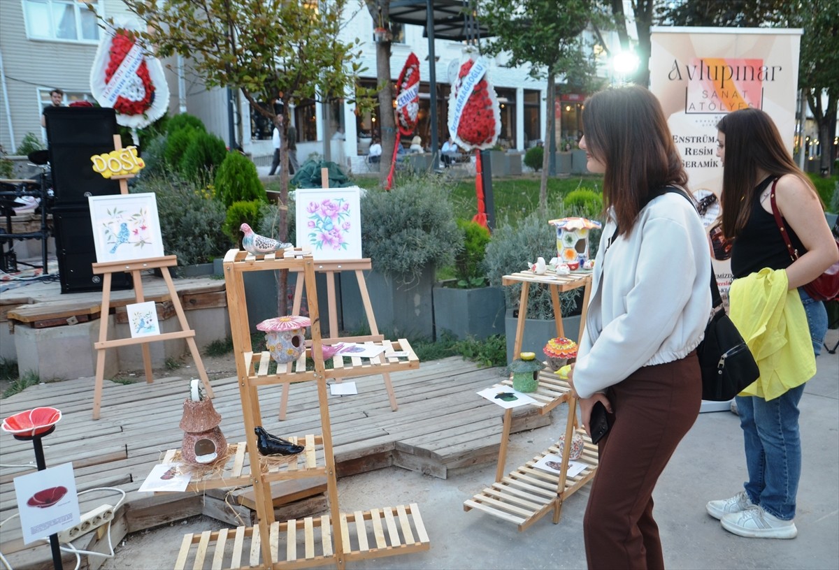 Kütahya’da bulunan seramik atölyesinde dersler alan kursiyerler, Bekir Avlupınar Caddesi'nde...