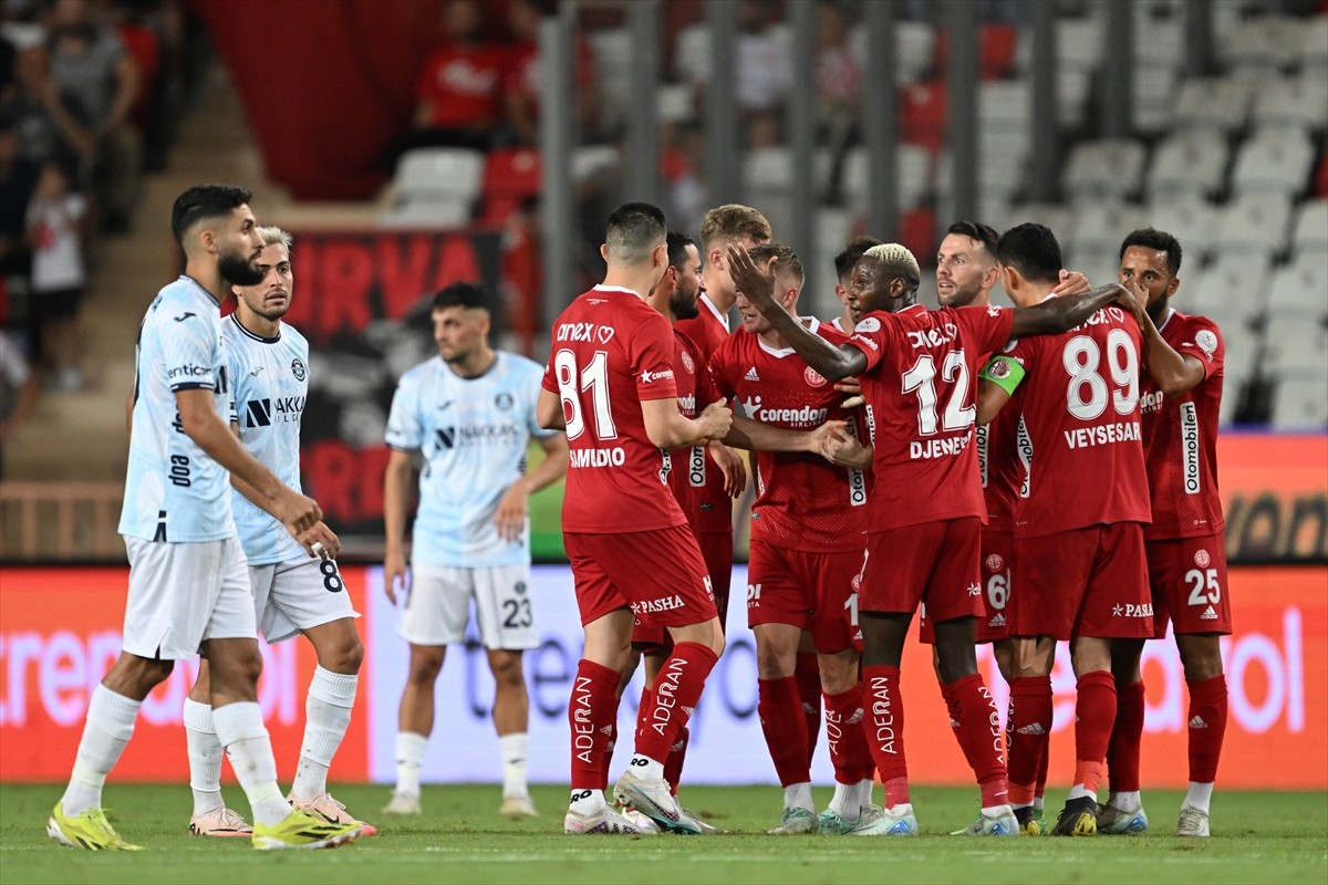 Trendyol Süper Lig'in 5. haftasında Antalyaspor ile Adana Demirspor takımları karşılaştı....