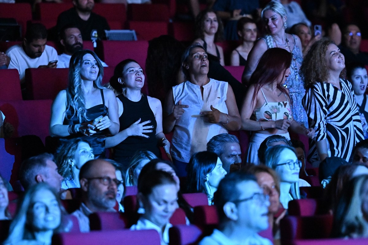 Ülkelerindeki savaştan etkilenen insanlara yardım etmek için dünyanın çeşitli kentlerinde konser...