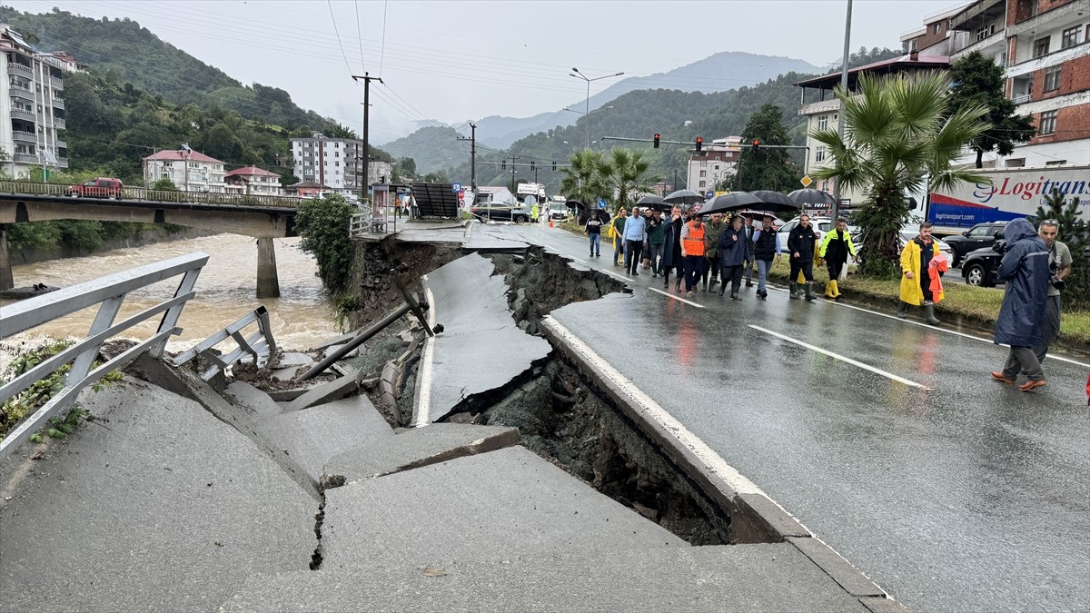 Artvin-Hopa kara yolunun Hopa istikameti, şiddetli yağışa bağlı çökme nedeniyle ulaşıma...