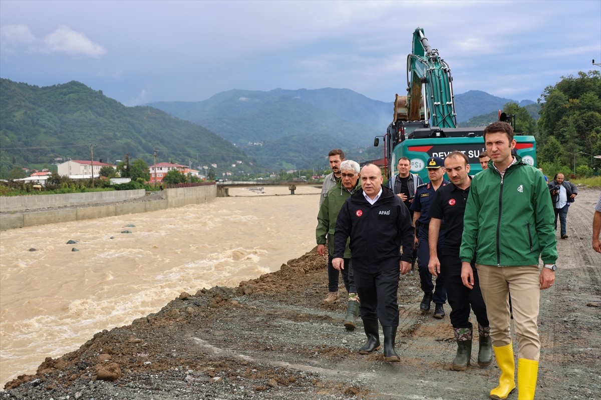 Artvin'de etkili olan yağışların ardından oluşan heyelan ve taşkınlar nedeniyle kapanan 32 köy...