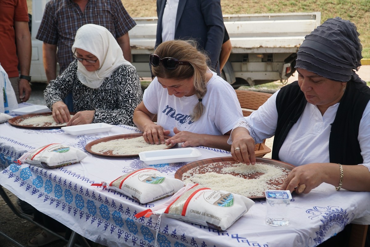 Çorum'un Osmancık ilçesinde yeni mahsul pirinç kullanılarak pişirilen pilav, D 100 kara yolunda...