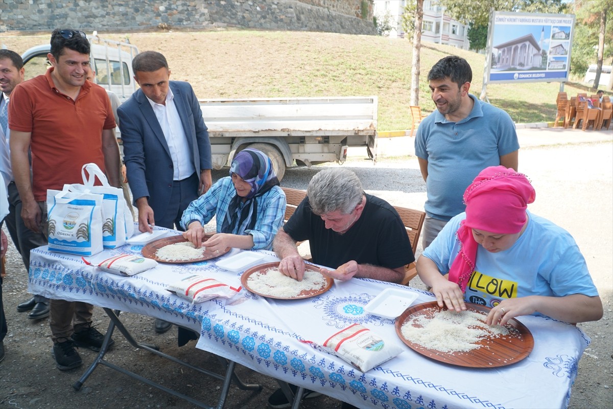 Çorum'un Osmancık ilçesinde yeni mahsul pirinç kullanılarak pişirilen pilav, D 100 kara yolunda...