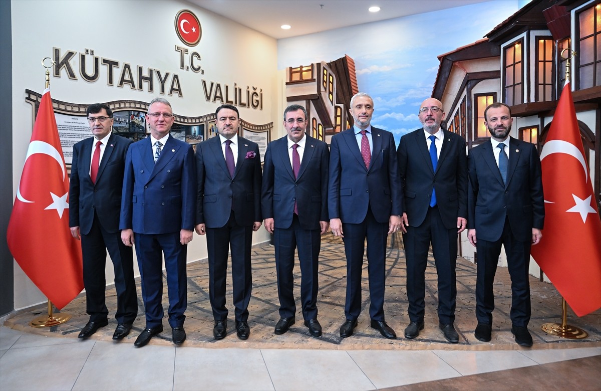 Cumhurbaşkanı Yardımcısı Cevdet Yılmaz, Kütahya Valiliğini ziyaret etti. Yılmaz, valilik önünde...