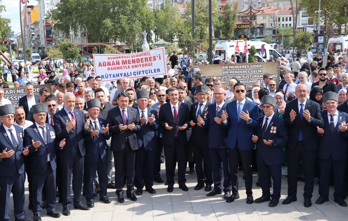 Cumhurbaşkanı Yardımcısı Cevdet Yılmaz (sol 4), Başbakan Adnan Menderes'in idam edilişinin 63....