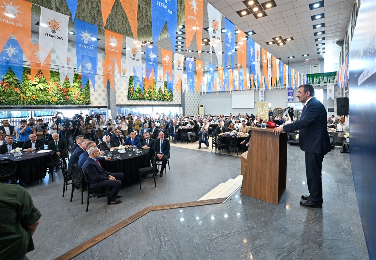 Cumhurbaşkanı Yardımcısı Cevdet Yılmaz, "Türkiye Buluşmaları" etkinliği kapsamında geldiği kentte...